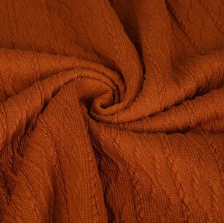 W jaki sposób procesy barwienia i wykańczania tkanin odzieżowych wpływają na jakość tkaniny i wygodę noszenia?